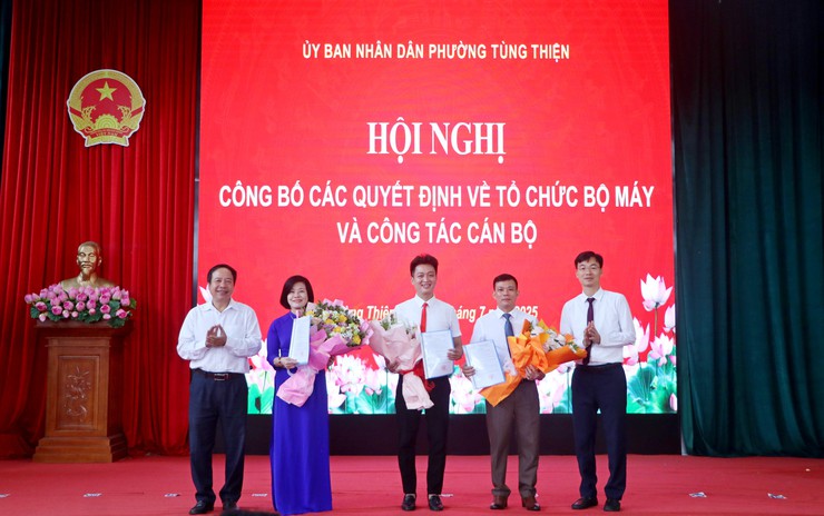 Phường Tùng Thiện công bố các quyết định về tổ chức bộ máy và công tác cán bộ- Ảnh 1.