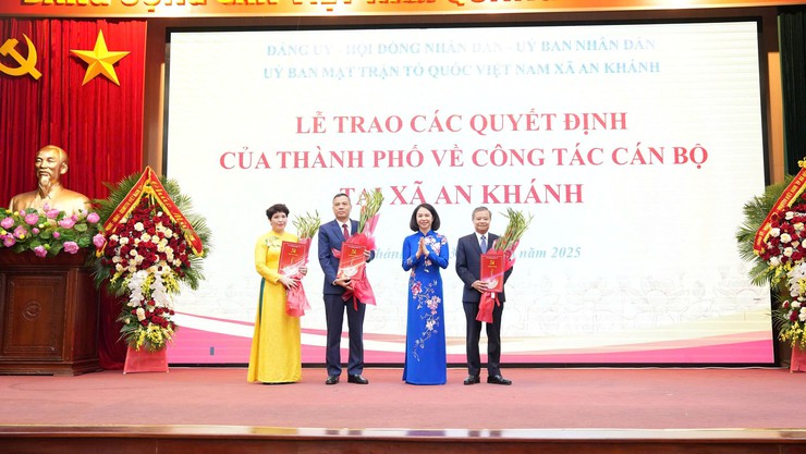 Lễ trao các Quyết định của Thành phố Hà Nội về công tác cán bộ xã An Khánh- Ảnh 3.