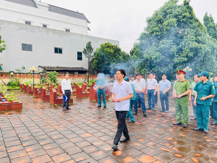 Xã Yên Bài tổ chức lễ dâng hương, dâng hoa viếng nghĩa trang liệt sĩ.- Ảnh 4.