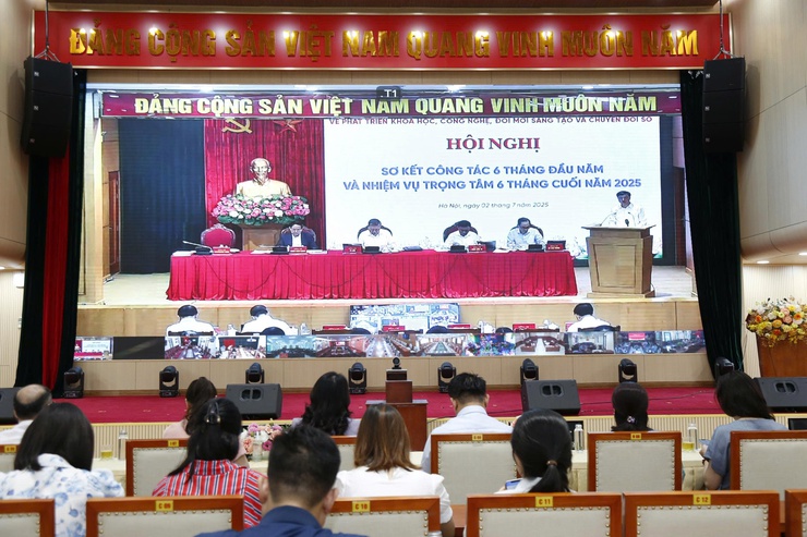 Tổng Bí thư Tô Lâm chủ trì hội nghị sơ kết công tác phát triển khoa học, công nghệ, đổi mới sáng tạo và chuyển đổi số- Ảnh 9.