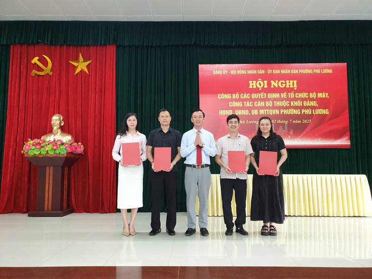 Phường Phú Lương công bố các quyết định về tổ chức bộ máy và công tác cán bộ- Ảnh 1.
