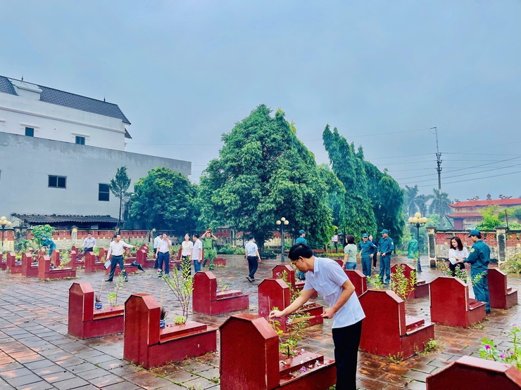 Xã Yên Bài tổ chức lễ dâng hương, dâng hoa viếng nghĩa trang liệt sĩ.- Ảnh 5.