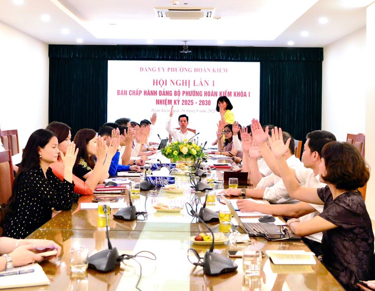 Hội nghị lần thứ nhất Ban chấp hành Đảng bộ phường Hoàn Kiếm nhiệm kỳ 2025 - 2030- Ảnh 4.