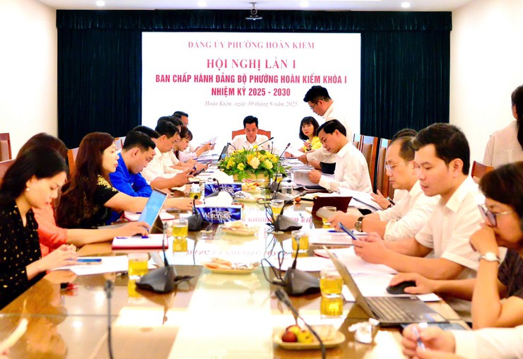 Hội nghị lần thứ nhất Ban chấp hành Đảng bộ phường Hoàn Kiếm nhiệm kỳ 2025 - 2030- Ảnh 3.