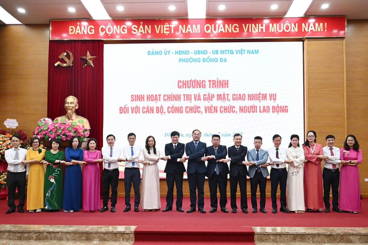 Lễ chào cờ đầu tiên của lãnh đạo, cán bộ, công chức, viên chức, người lao động cơ quan phường Đống Đa- Ảnh 2.