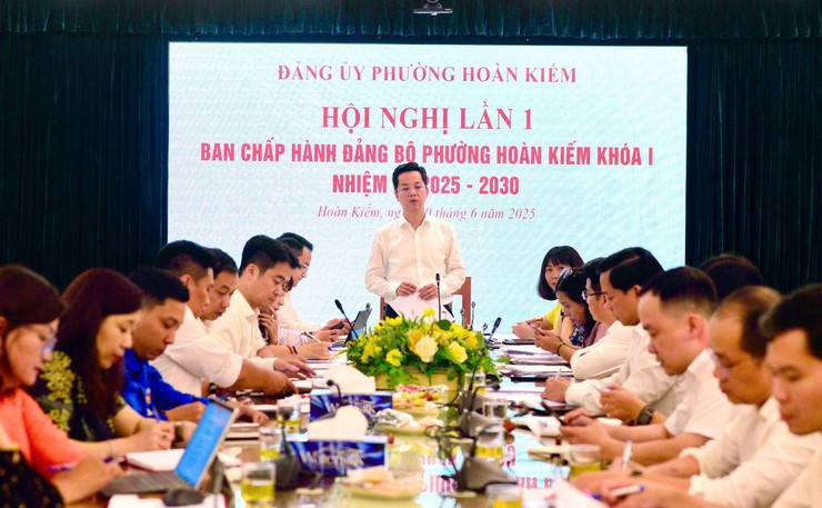 Hội nghị lần thứ nhất Ban chấp hành Đảng bộ phường Hoàn Kiếm nhiệm kỳ 2025 - 2030- Ảnh 1.
