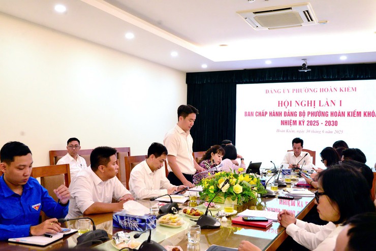 Hội nghị lần thứ nhất Ban chấp hành Đảng bộ phường Hoàn Kiếm nhiệm kỳ 2025 - 2030- Ảnh 2.