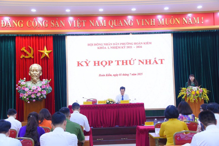 HĐNĐ phường Hoàn Kiếm công bố các quyết định quan trọng về công tác nhân sự- Ảnh 3. HĐNĐ phường Hoàn Kiếm công bố các quyết định quan trọng về công tác nhân sự- Ảnh 3.