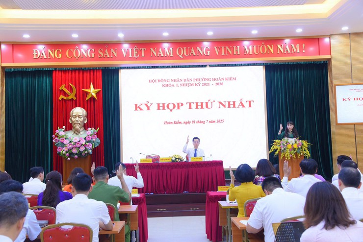 HĐNĐ phường Hoàn Kiếm công bố các quyết định quan trọng về công tác nhân sự- Ảnh 5. HĐNĐ phường Hoàn Kiếm công bố các quyết định quan trọng về công tác nhân sự- Ảnh 5.