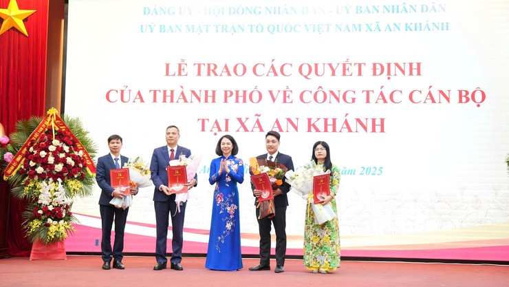 Lễ trao các Quyết định của Thành phố Hà Nội về công tác cán bộ xã An Khánh- Ảnh 5.