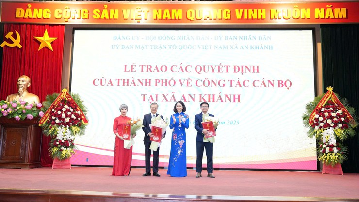 Lễ trao các Quyết định của Thành phố Hà Nội về công tác cán bộ xã An Khánh- Ảnh 6.