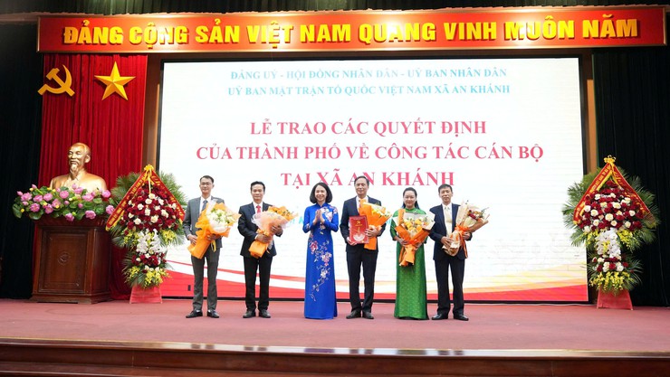 Lễ trao các Quyết định của Thành phố Hà Nội về công tác cán bộ xã An Khánh- Ảnh 7.