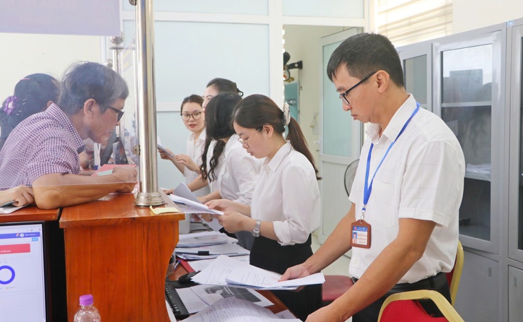 Phường Tùng Thiện vận hành chính quyền địa phương 2 cấp: Công chức tích cực, người dân hài lòng- Ảnh 1.