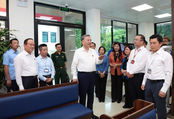 Tổng bí thư Tô Lâm thăm Trung tâm phục vụ hành chính công phường Đống Đa- Ảnh 1.