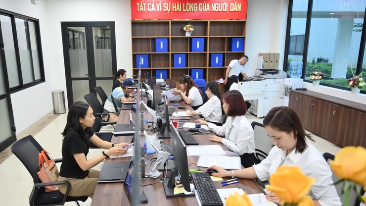 [Ảnh] Hà Nội ngày đầu làm việc chính quyền 2 cấp- Ảnh 1.