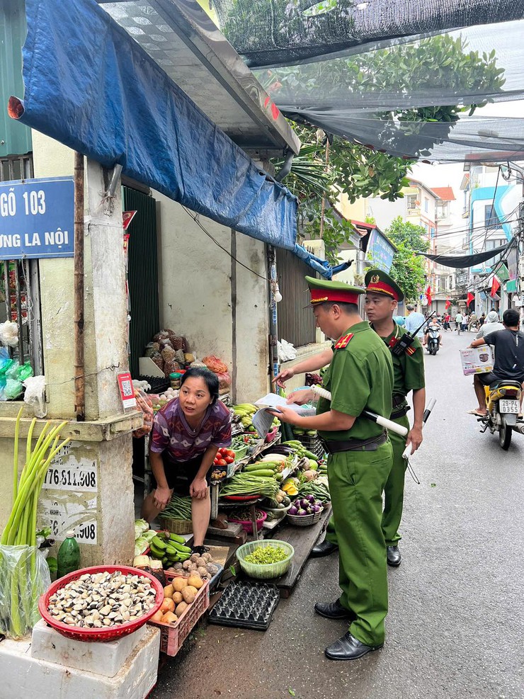 Công an phường Dương Nội quyết tâm giữ gọn, sạch địa bàn sau khi triển khai bộ máy mới- Ảnh 3.