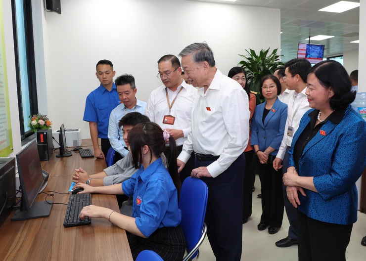Tổng bí thư Tô Lâm thăm Trung tâm phục vụ hành chính công phường Đống Đa- Ảnh 2.
