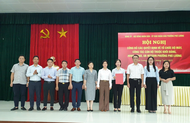 Phường Phú Lương công bố các quyết định về tổ chức bộ máy và công tác cán bộ- Ảnh 2.
