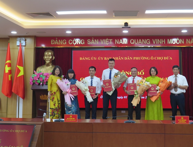 Phường Ô Chợ Dừa tổ chức Hội nghị công bố và trao các quyết định về công tác cán bộ- Ảnh 5.