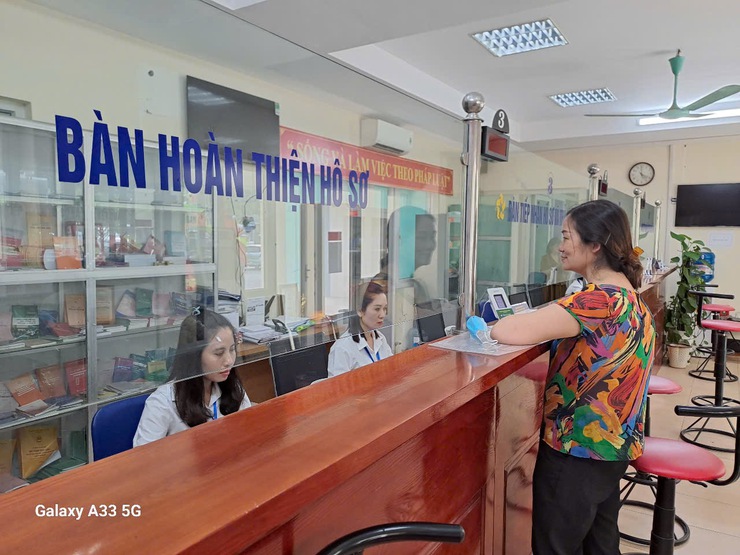 Ghi nhận ngày đầu làm việc tại Điểm tiếp nhận, phục vụ hành chính công phường Kiến Hưng- Ảnh 1.