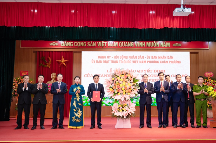 Hà Nội trao quyết định nhân sự, phường Xuân Phương sẵn sàng vận hành chính quyền mới- Ảnh 4.