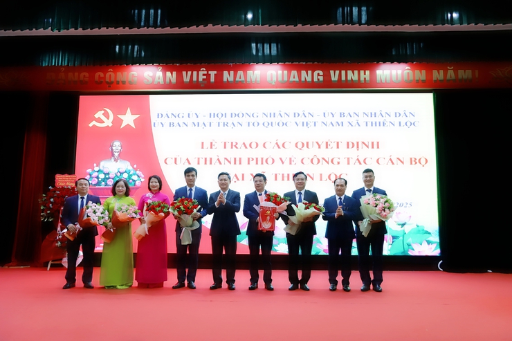 Lễ trao các Quyết định của Thành phố về công tác cán bộ tại xã Thiên Lộc- Ảnh 2.