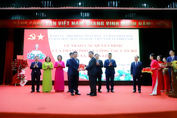 Lễ trao các Quyết định của Thành phố về công tác cán bộ tại xã Thiên Lộc- Ảnh 1.