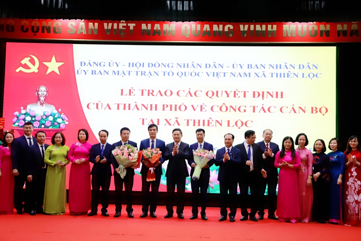 Lễ trao các Quyết định của Thành phố về công tác cán bộ tại xã Thiên Lộc- Ảnh 3.