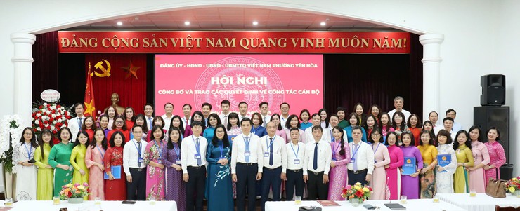 Phường Yên Hoà: Tổ chức công bố và trao quyết định về tổ chức bộ máy và công tác cán bộ- Ảnh 1.