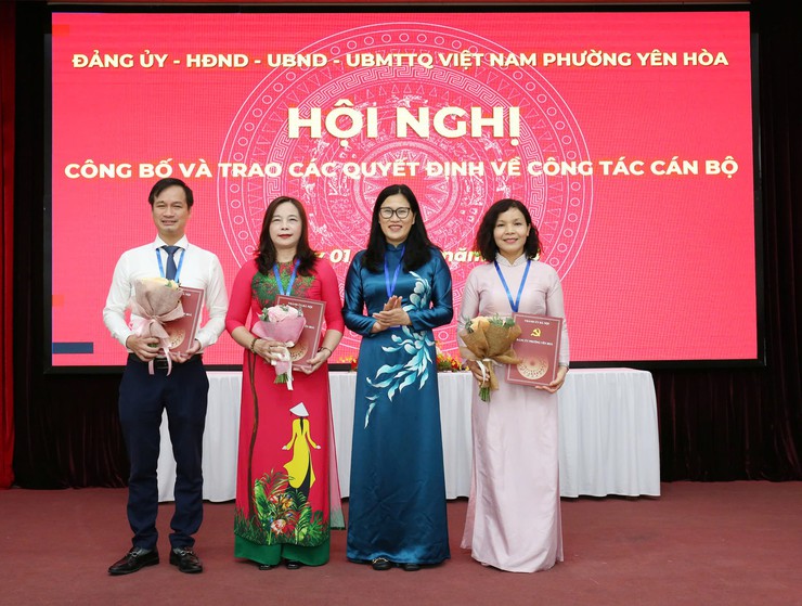 Phường Yên Hoà: Tổ chức công bố và trao quyết định về tổ chức bộ máy và công tác cán bộ- Ảnh 3.
