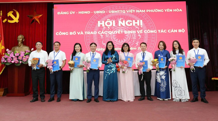 Phường Yên Hoà: Tổ chức công bố và trao quyết định về tổ chức bộ máy và công tác cán bộ- Ảnh 5.