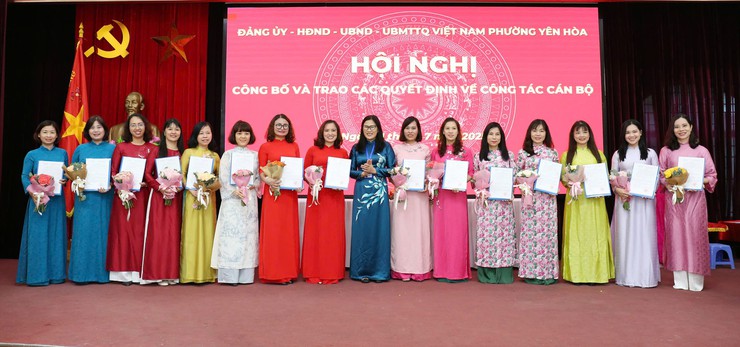Phường Yên Hoà: Tổ chức công bố và trao quyết định về tổ chức bộ máy và công tác cán bộ- Ảnh 7.