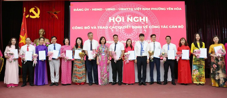 Phường Yên Hoà: Tổ chức công bố và trao quyết định về tổ chức bộ máy và công tác cán bộ- Ảnh 8.