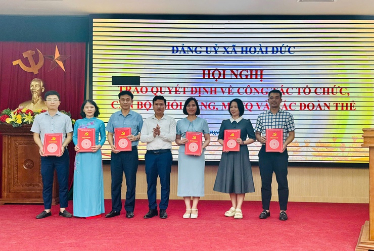 Đảng uỷ xã Hoài Đức công bố và trao Quyết định về công tác tổ chức, cán bộ, khối Đảng, MTTQ và các đoàn thể- Ảnh 6.