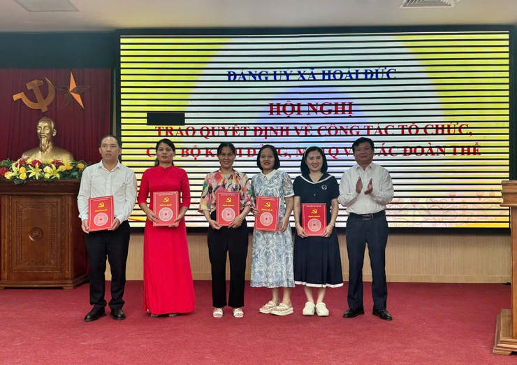 Đảng uỷ xã Hoài Đức công bố và trao Quyết định về công tác tổ chức, cán bộ, khối Đảng, MTTQ và các đoàn thể- Ảnh 7. Đảng uỷ xã Hoài Đức công bố và trao Quyết định về công tác tổ chức, cán bộ, khối Đảng, MTTQ và các đoàn thể- Ảnh 7.