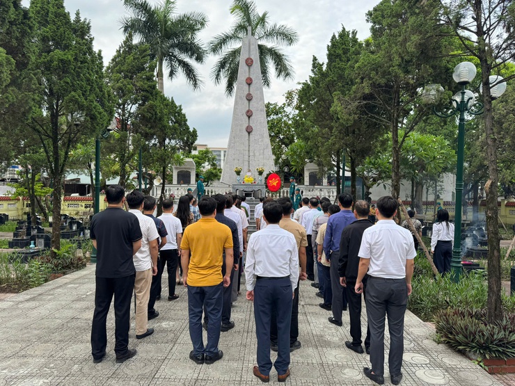 Phường Phú Lương tổ chức viếng Nghĩa trang liệt sỹ nhân ngày đầu tiên chính thức vận hành đơn vị hành chính mới- Ảnh 1.