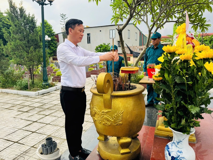 Phường Phú Lương tổ chức viếng Nghĩa trang liệt sỹ nhân ngày đầu tiên chính thức vận hành đơn vị hành chính mới- Ảnh 2.