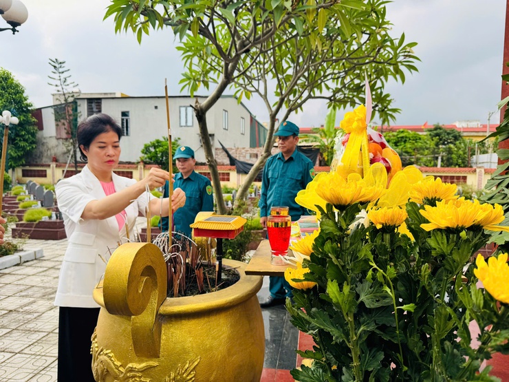 Phường Phú Lương tổ chức viếng Nghĩa trang liệt sỹ nhân ngày đầu tiên chính thức vận hành đơn vị hành chính mới- Ảnh 4.