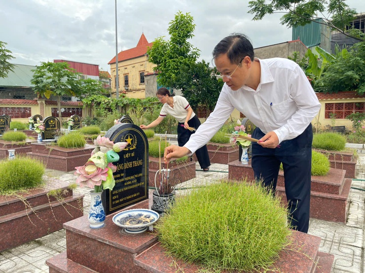Phường Phú Lương tổ chức viếng Nghĩa trang liệt sỹ nhân ngày đầu tiên chính thức vận hành đơn vị hành chính mới- Ảnh 5.
