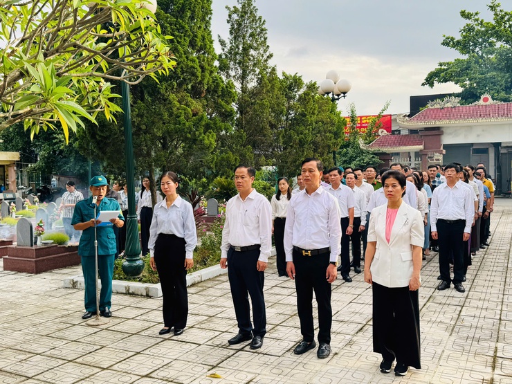 Phường Phú Lương tổ chức viếng Nghĩa trang liệt sỹ nhân ngày đầu tiên chính thức vận hành đơn vị hành chính mới- Ảnh 3.