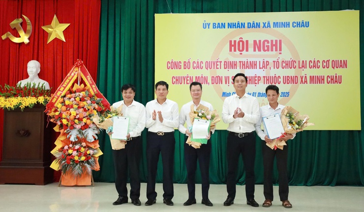 Xã Minh Châu: Công bố các quyết định thành lập, tổ chức lại các cơ quan chuyên môn, đơn vị sự nghiệp trực thuộc UBND xã.- Ảnh 2.