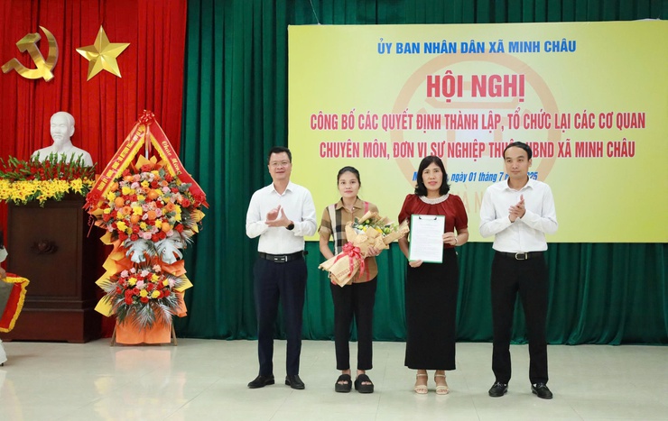 Xã Minh Châu: Công bố các quyết định thành lập, tổ chức lại các cơ quan chuyên môn, đơn vị sự nghiệp trực thuộc UBND xã.- Ảnh 4.