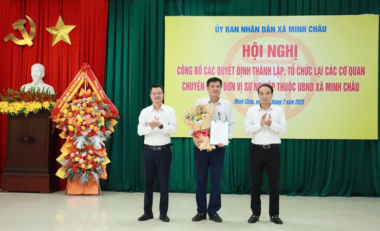 Xã Minh Châu: Công bố các quyết định thành lập, tổ chức lại các cơ quan chuyên môn, đơn vị sự nghiệp trực thuộc UBND xã.- Ảnh 6.