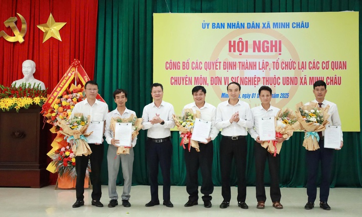 Xã Minh Châu: Công bố các quyết định thành lập, tổ chức lại các cơ quan chuyên môn, đơn vị sự nghiệp trực thuộc UBND xã.- Ảnh 8.