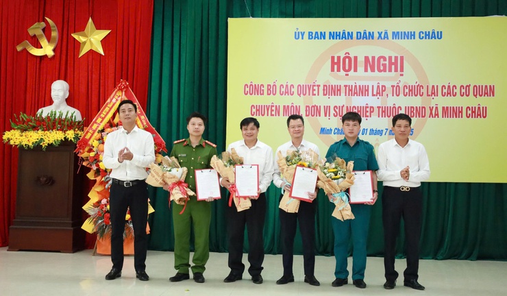 Xã Minh Châu: Công bố các quyết định thành lập, tổ chức lại các cơ quan chuyên môn, đơn vị sự nghiệp trực thuộc UBND xã.- Ảnh 9.