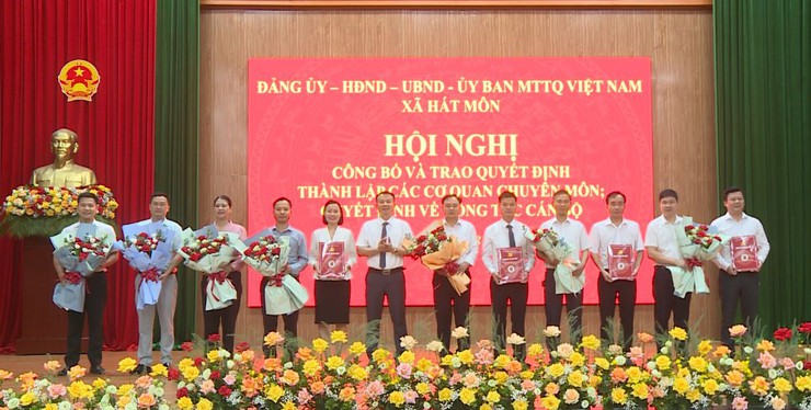 Hát Môn: Công bố và trao quyết định thành lập các cơ quan, đơn vị và công tác cán bộ xã- Ảnh 1.