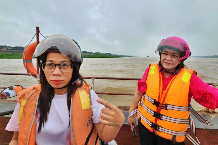 Cán bộ Hà Nội mặc áo phao, vượt sông đến xã đảo trong ngày đầu vận hành chính quyền 2 cấp- Ảnh 1.
