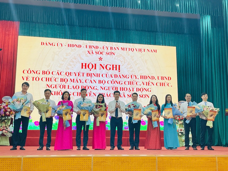 XÃ SÓC SƠN: CÔNG BỐ VÀ TRAO CÁC QUYẾT ĐỊNH VỀ TỔ CHỨC, BỘ MÁY, CÁN BỘ, CÔNG CHỨC KHỐI ĐẢNG, HĐND, CHÍNH QUYỀN, MTTQ XÃ. - Ảnh 2.