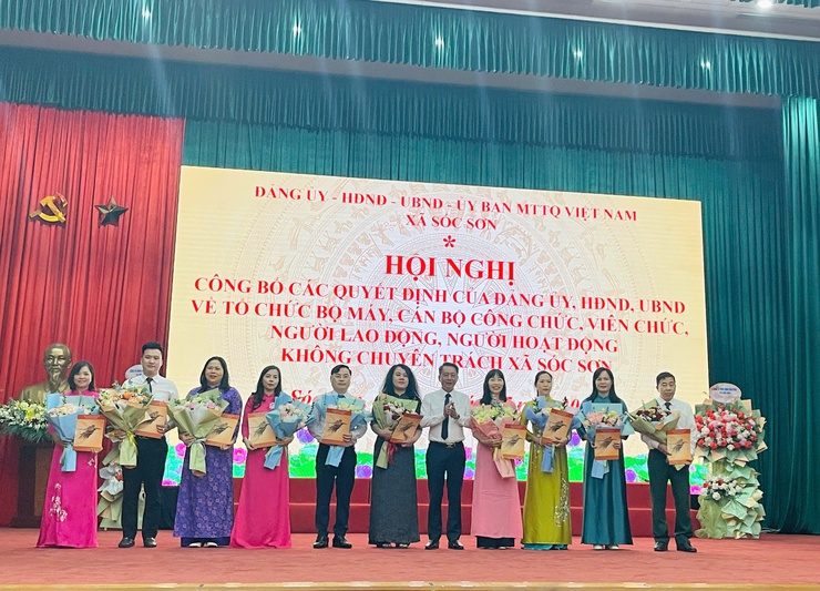 XÃ SÓC SƠN: CÔNG BỐ VÀ TRAO CÁC QUYẾT ĐỊNH VỀ TỔ CHỨC, BỘ MÁY, CÁN BỘ, CÔNG CHỨC KHỐI ĐẢNG, HĐND, CHÍNH QUYỀN, MTTQ XÃ. - Ảnh 3.