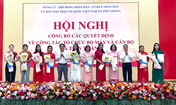 
Hội nghị công bố các Quyết định về công tác tổ chức bộ máy và cán bộ xã Tiến Thắng
- Ảnh 4.